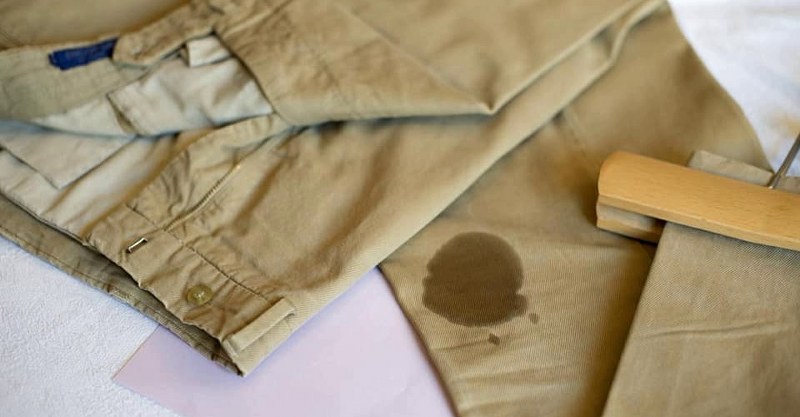 Come togliere le macchie d’olio dai vestiti? I consigli degli esperti