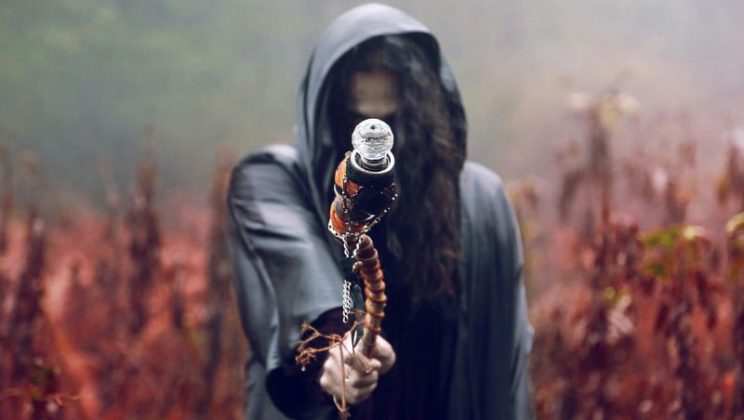 La differenza tra magia bianca, rossa e nera: cosa sapere prima di intraprendere un cammino esoterico