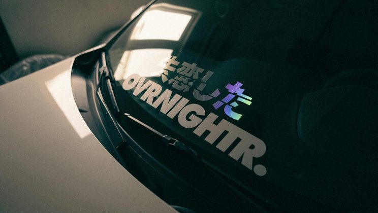 Personalizzare l’auto con gli adesivi: stile, identità e creatività su quattro ruote